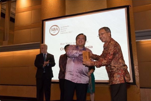  Menteri Perencanaan Pembangunan Nasional, Bambang Permadi Soemantri Brodjonegoro memberi award kepada Deputy Managing Director Chevron IndoAsia Business Unit, Albert Simanjuntak dalam kegiatan Malam Anugerah Sustainable.